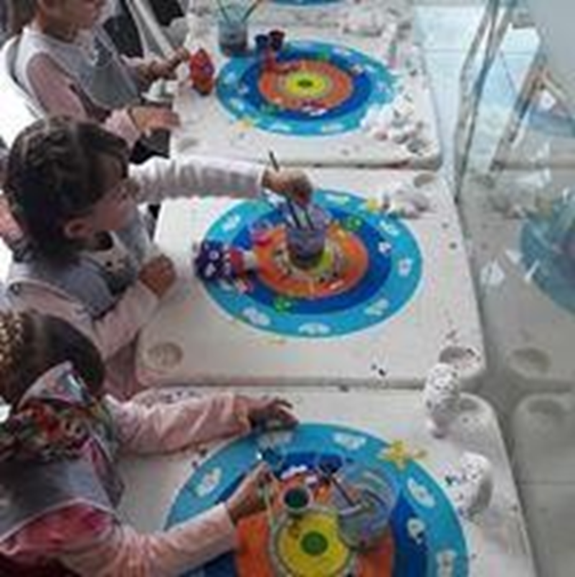 Figuras de yeso y acuarela